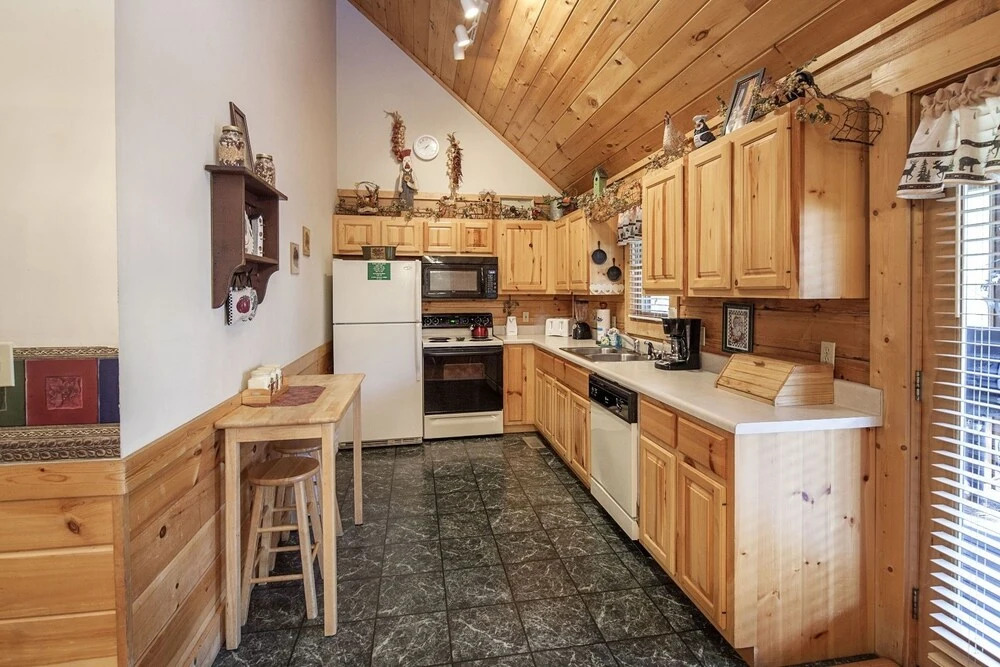 ER223 - Young's Hideaway Great Location - Close To Town! 4 Bedroom Cabin by RedAwning