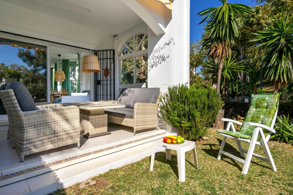 2BR Garden Apartment Albamar