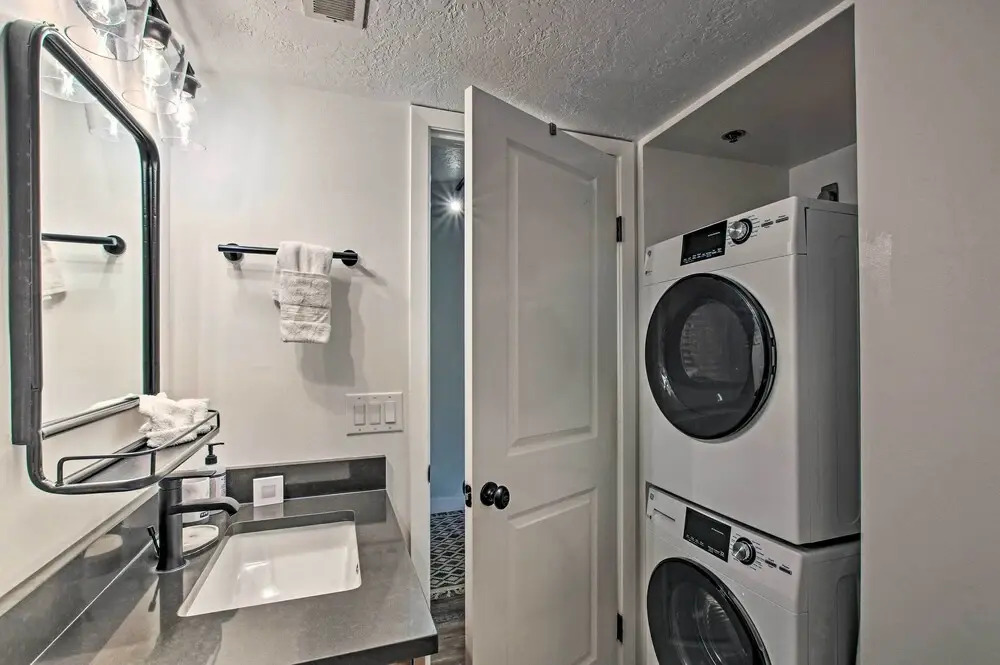 Contemporary Family Condo by Pineview Reservoir!