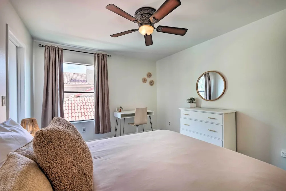 Private Pool, Gas Grill: Chic Glendale Home!