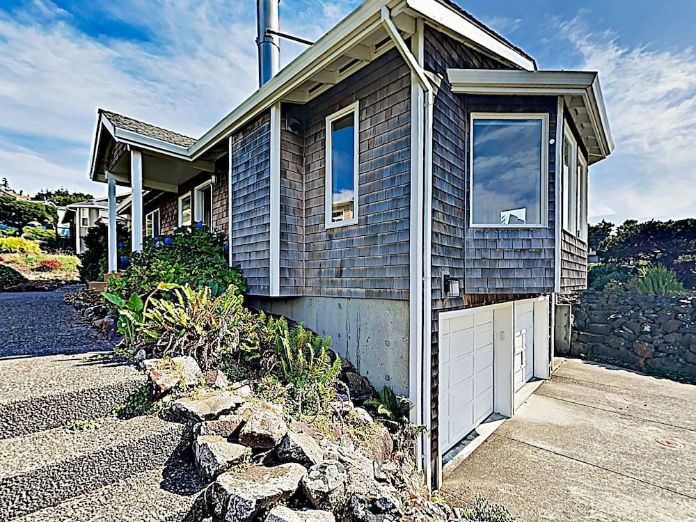 Stunning Coastal Getaway W/ Firepit, Walk To Beach 3 Bedroom Home