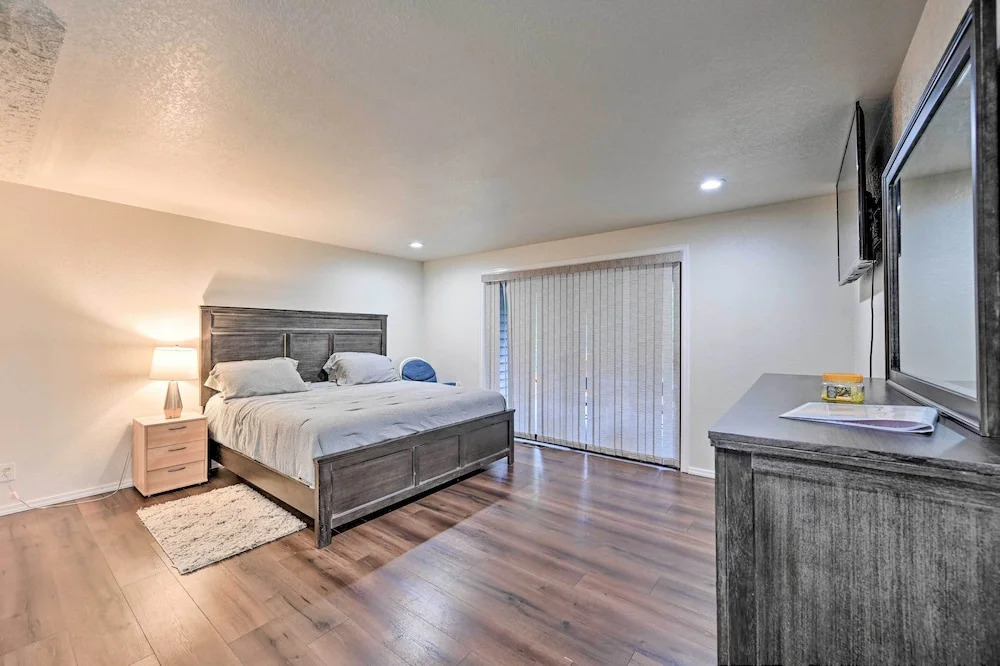 Shoreline Home w/ Deck ~ 14 Mi to Downtown Seattle