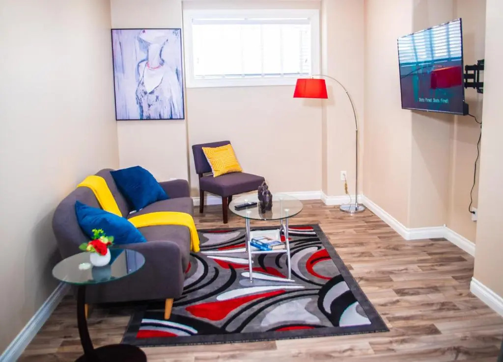 Exquisite And Modern Executive Suite With Parking