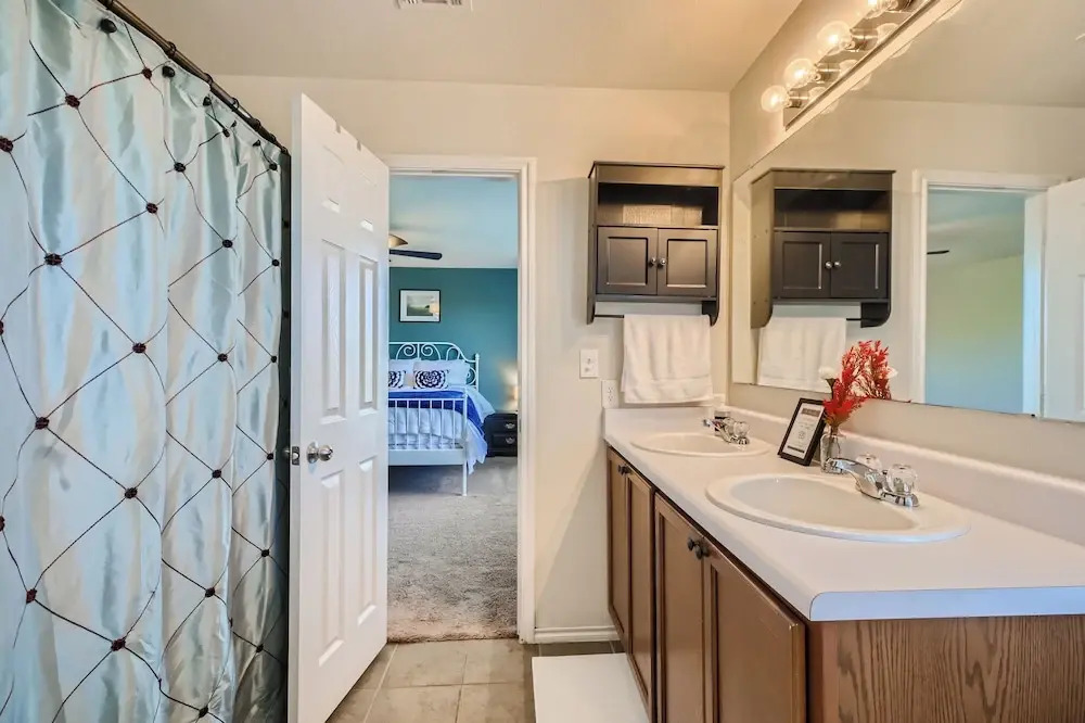 The Patriot House + Pet Friendly + Hot Tub + Fire Pit