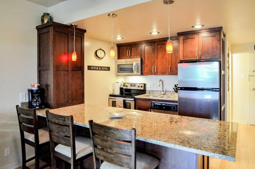 2BR Condo in Perfect Location by RedAwning