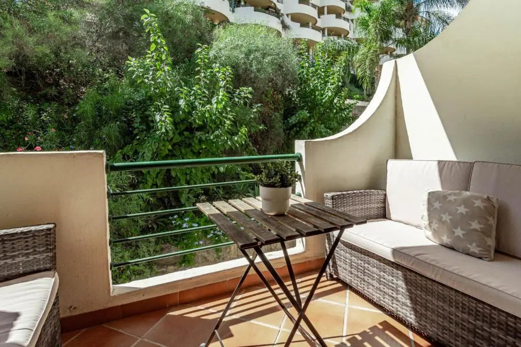 SAT1-walking distance to Puerto Banus
