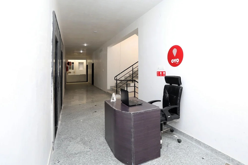 OYO 10066 Home Modern 3BHK Gulab Bagh