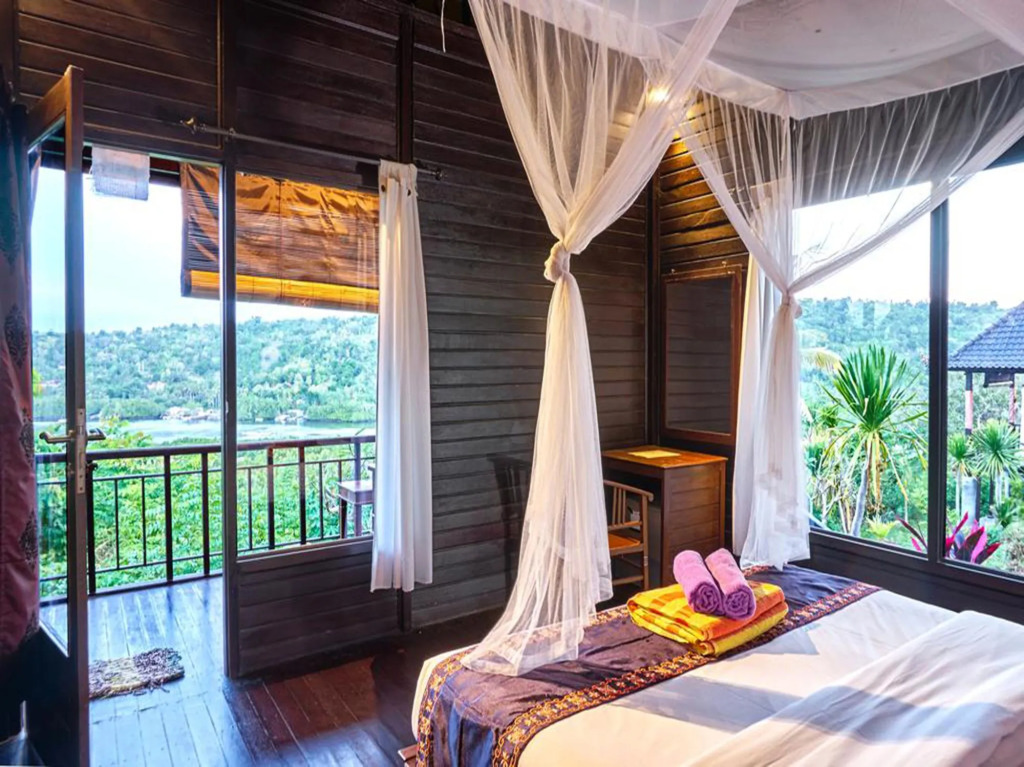 Sunrise Huts Lembongan
