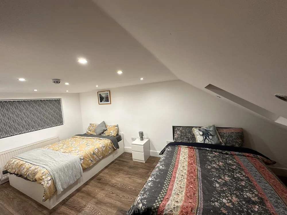6-bed 3-bath Home - Sleeps 14 & Free Parking