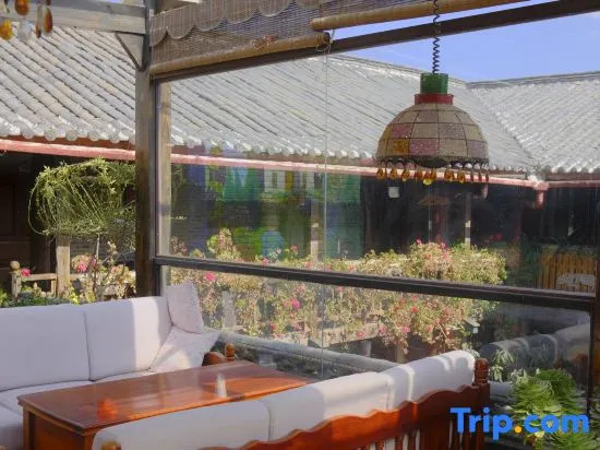 Yulong Qiantang Inn (Lijiang Shuhe Ancient Town)