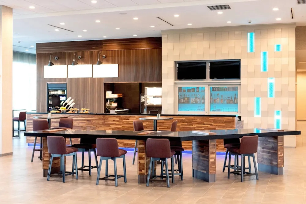 Courtyard Mesa at Wrigleyville West