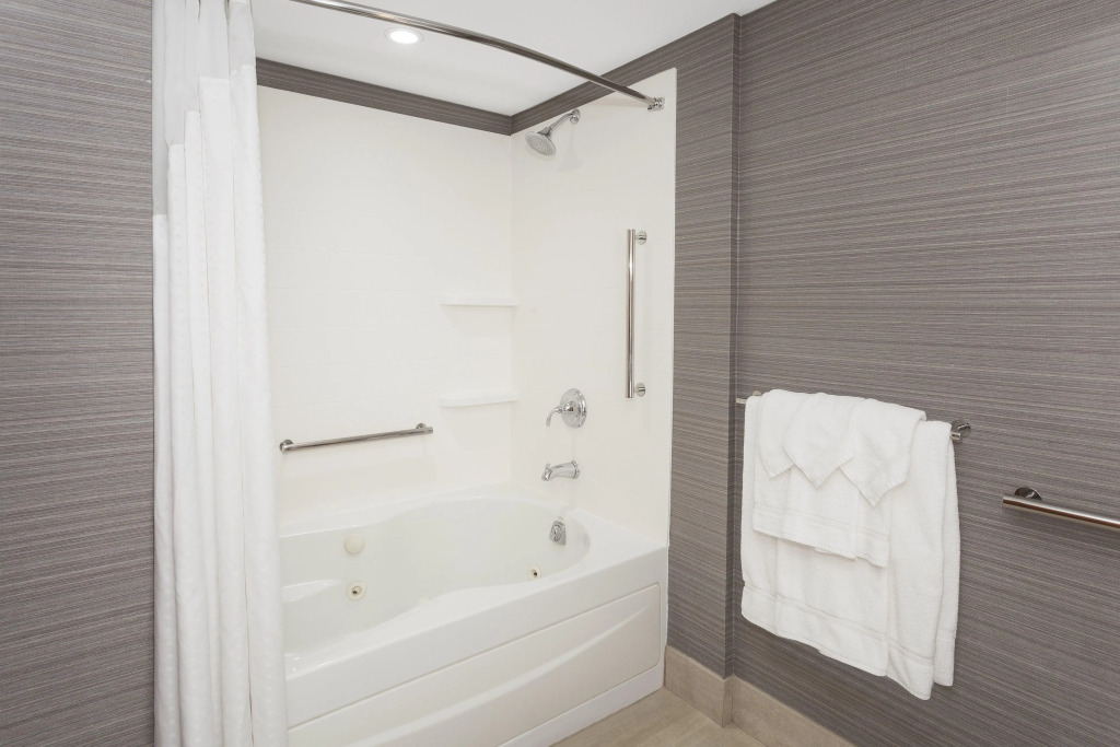 Holiday Inn Express & Suites Riverhead - Long Island by IHG