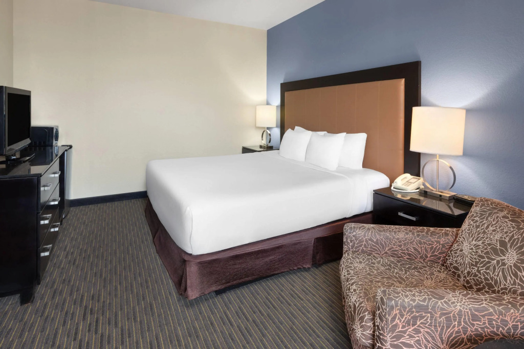 Days Inn by Wyndham Mackinaw City - Bridgeview Area