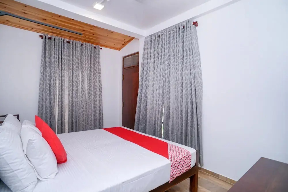 Oyo 390 Surf Sea Breeze Land Side