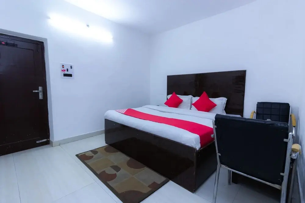 OYO 8951 Hotel Royal Regency