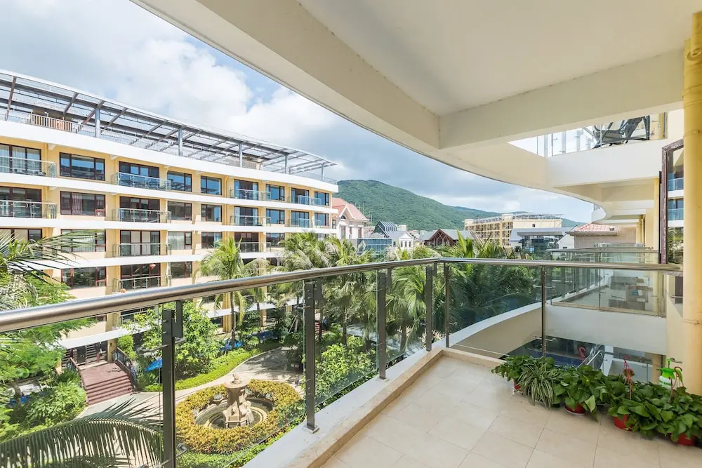 Yalong Bay LanSeJiaRi Villa Aprtment