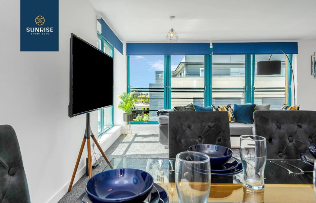 THE PENTHOUSE, Stunning Views, Foosball Table, Central Location, 3 Rooms, Sleeps 6, Ideal for Families, Tourists, Business Travellers