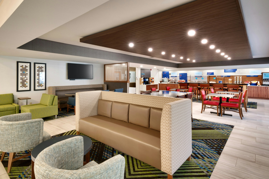 Holiday Inn Express & Suites Mitchell by IHG