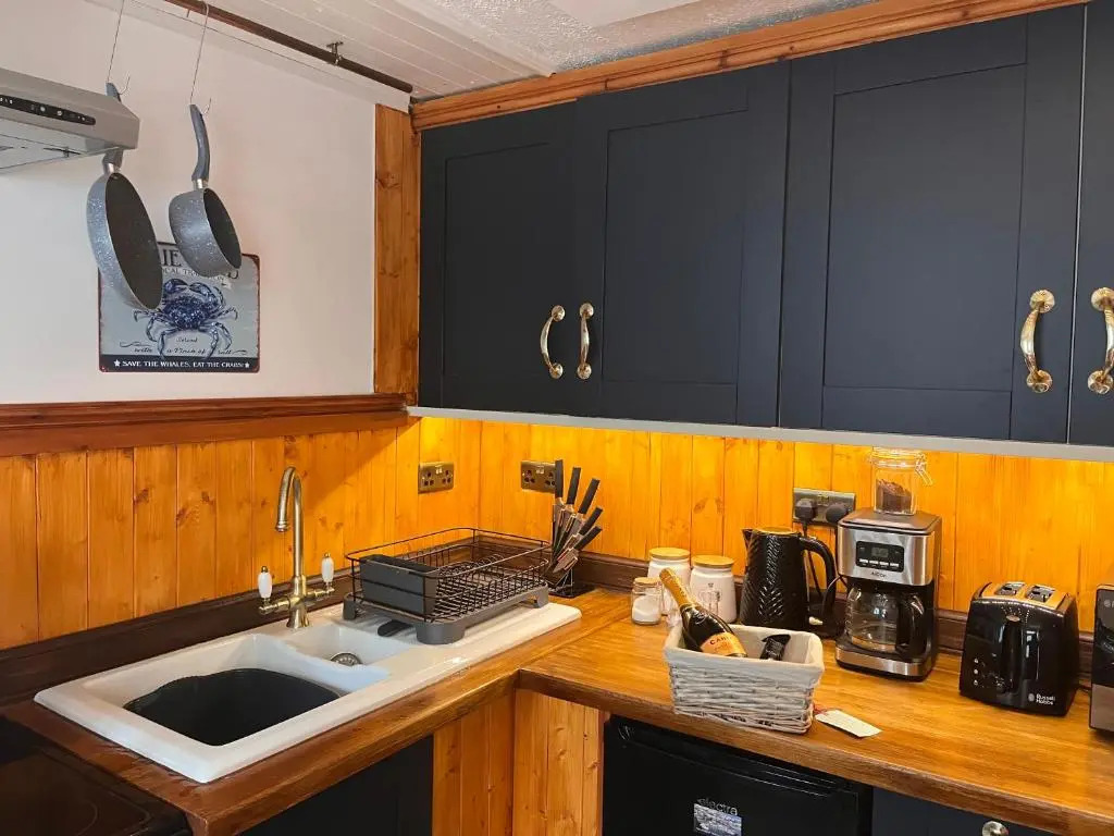Harbour View Ground Floor Flat with Private Parking, only 5 Mins walk to harbour
