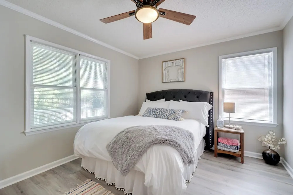 7 Blocks to the Beach: Family Oak Island Retreat