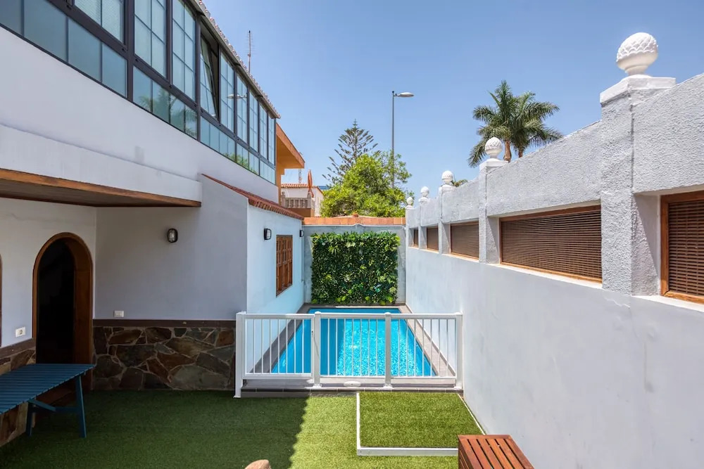 Great house with pool close to beach