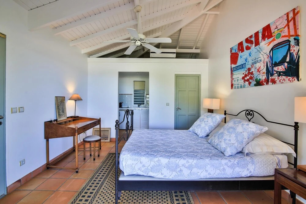 Stunning Ocean Views, Large Heated Pool, Walk to the Beach, AC, Free Wifi