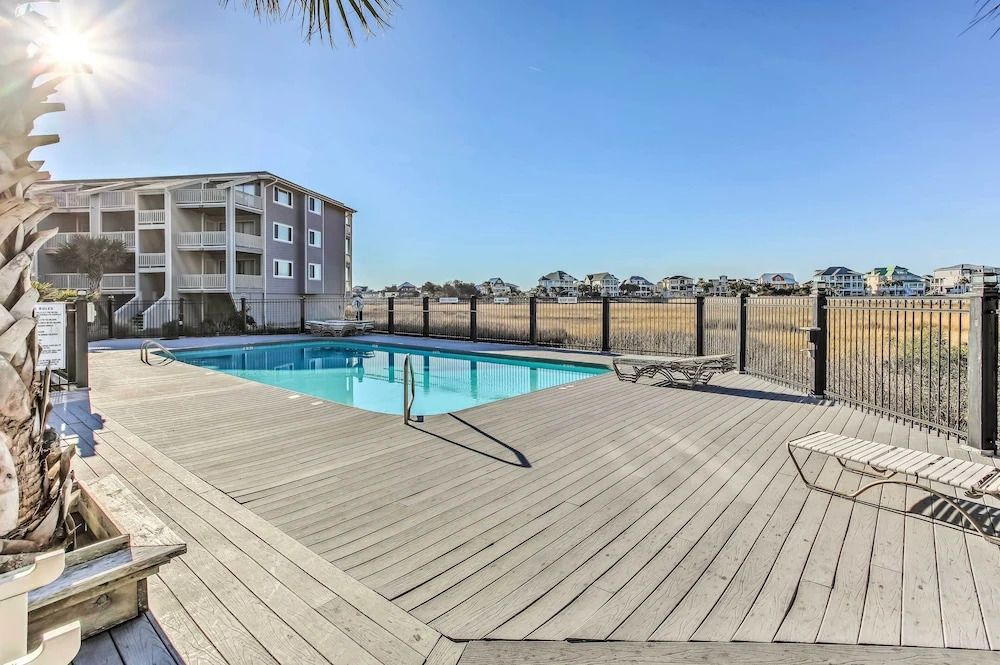 Condo w/ Pool Access - Walk to Beach!