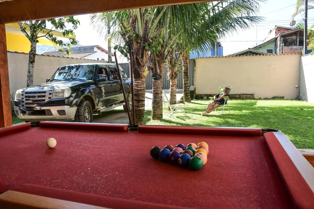 Aconchegante Casa em Ubatuba com MESA DE BILHAR para Temporada com 3 quartos, sendo 1 suíte com ar condicionado.