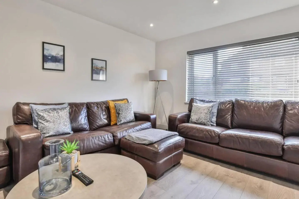 Modern, Cosy & Convenient 3 bed 2 bath House WiFi Parking