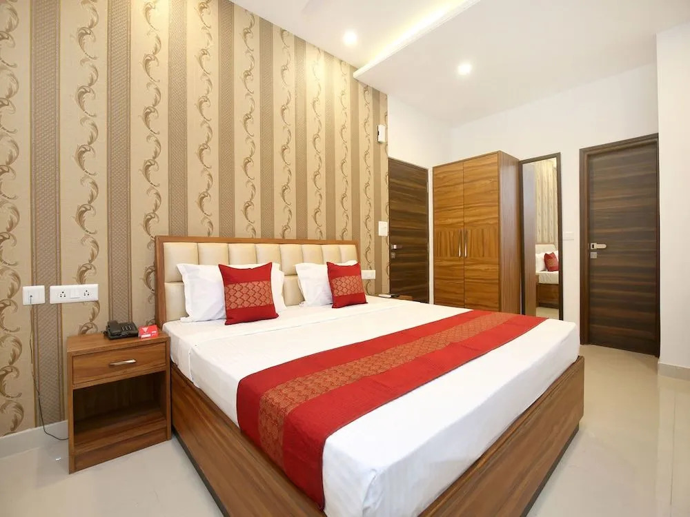 OYO 14392 Hotel Pearl wood
