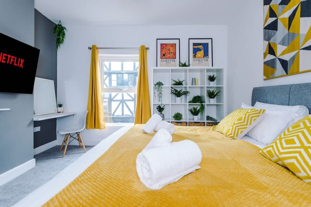Stylish Spacious Home Great Location Sleeps 6