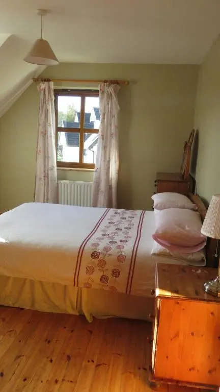 Letterfrack Farm Cottage in village on a farm beside Connemara National Park