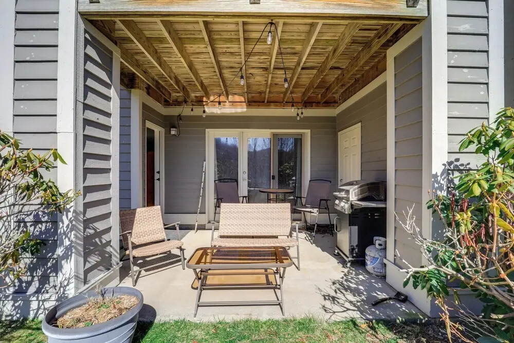6 Mi to Skiing: Mtn-view Condo in Seven Devils