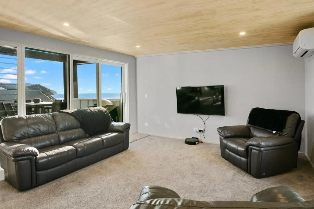 The White Haus - Waihi Beach Upstairs Holiday Unit
