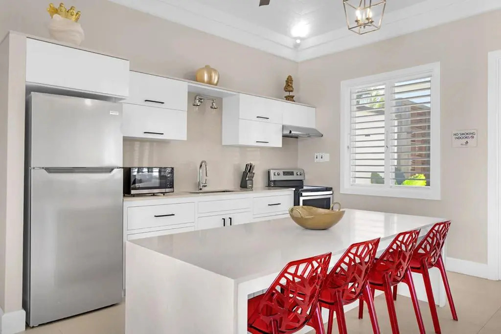 Hospitality Expert EL1 Private Pool Beach Chef