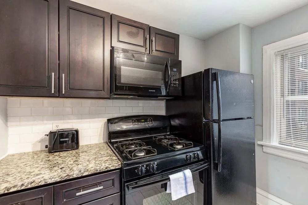 Classic CWE Apts with Full Kitchen by Zencity
