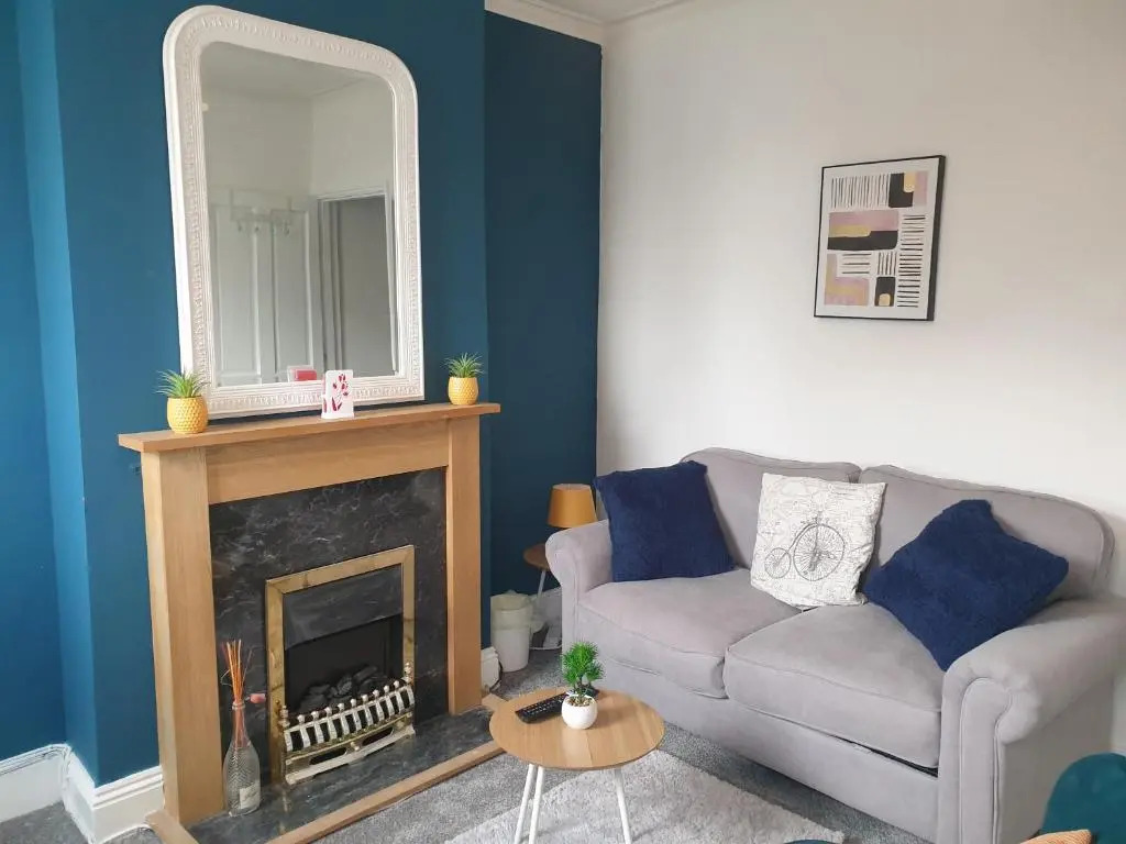 Cosy 2 Bedroom City House with 2 Bathrooms