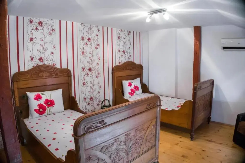 The Old House guest rooms and apartament