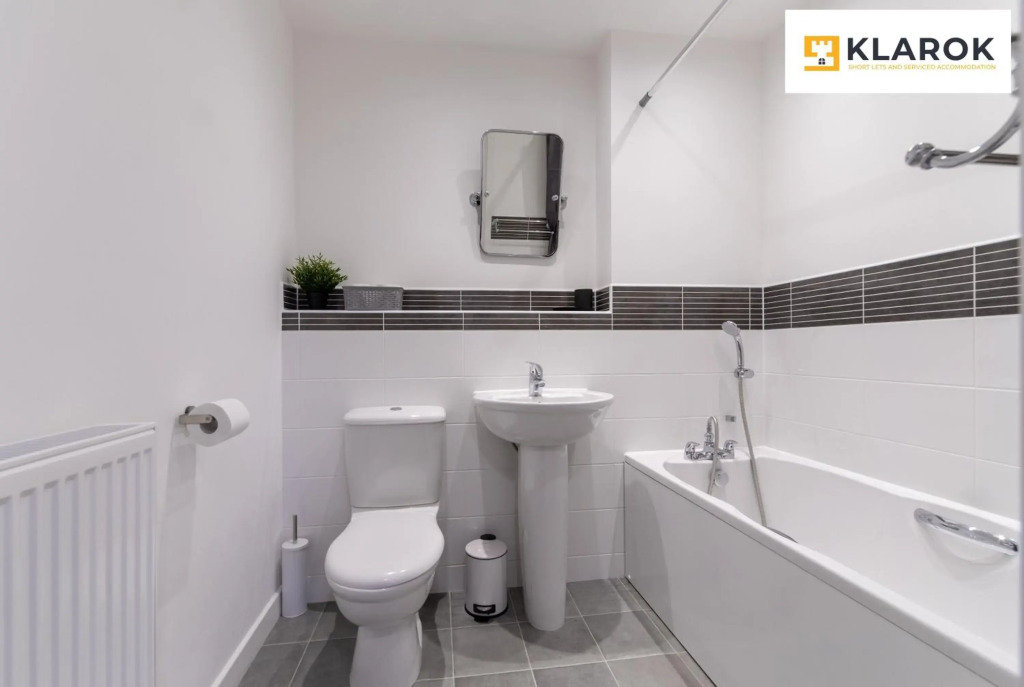 LONG STAYS 20pct OFF - Superb Central 2Bed Apt with Parking By Klarok Short Lets & Serviced Accommodation