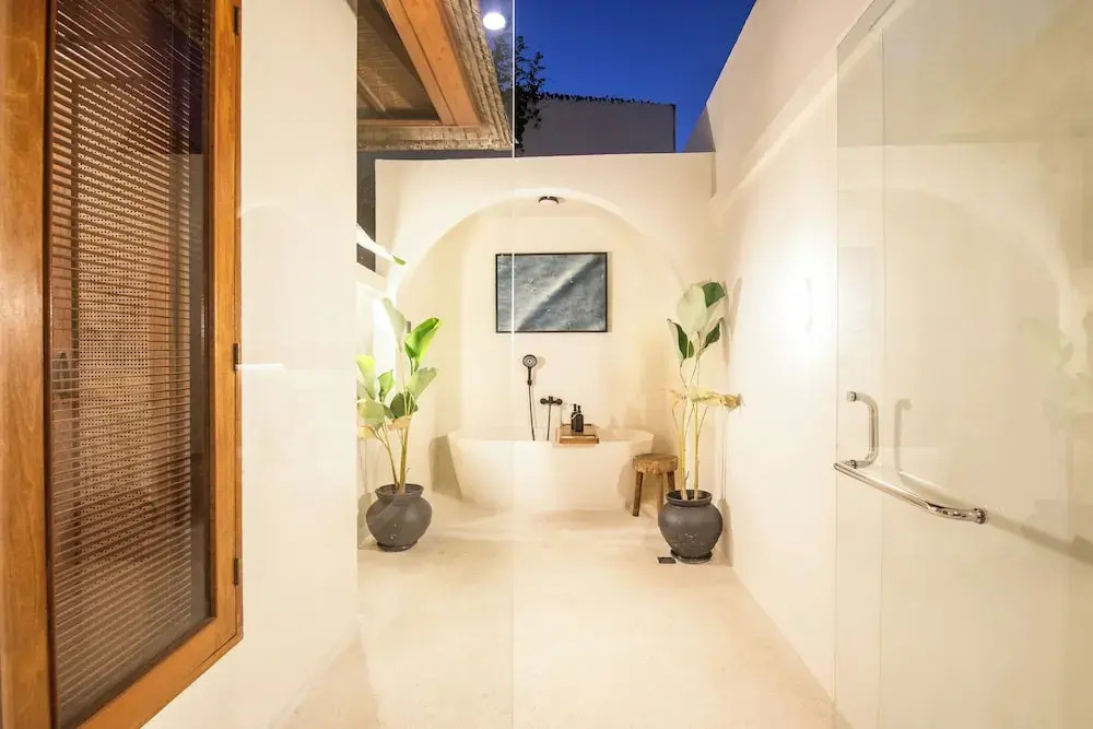 Spacious 4 BR Walking Distance to Finns Beach