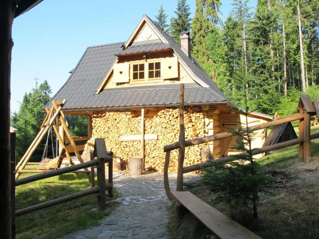 Domek drewniany w górach