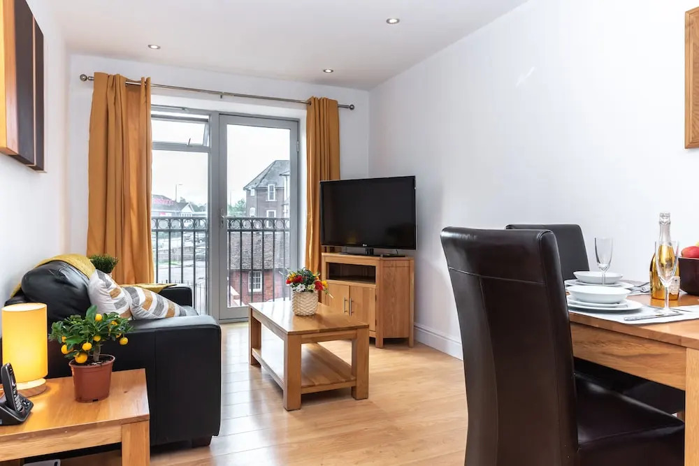 The Old Library - Newbury Town Centre - Within easy reach of Train Station and Racecourse - Excellent road links via the A34 and M4