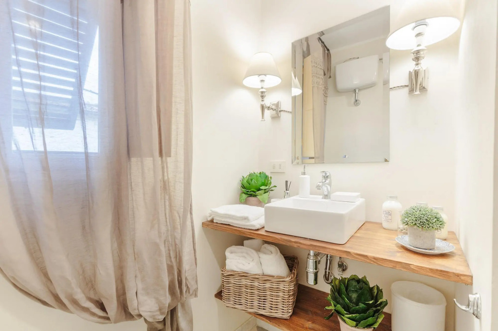 Casa Uccia in Lucca With 1 Bedrooms and 1 Bathrooms