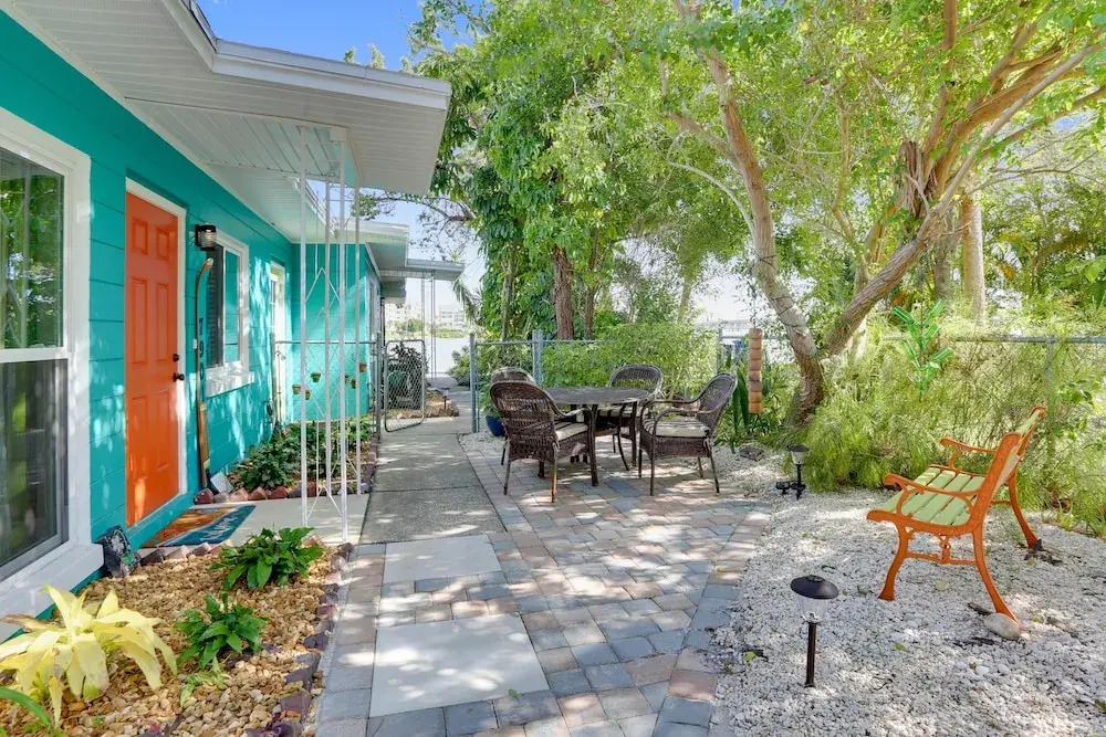 Bay Front Duplex 1br, Fishing Dock - Walk to Beach!