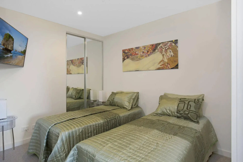 COMPLETE HOST Park View St Kilda