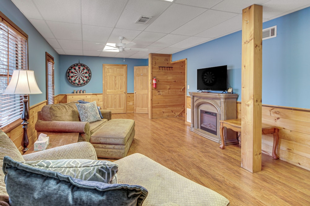 Hot Tub + Mtn Views: Peaceful Blue Ridge Retreat
