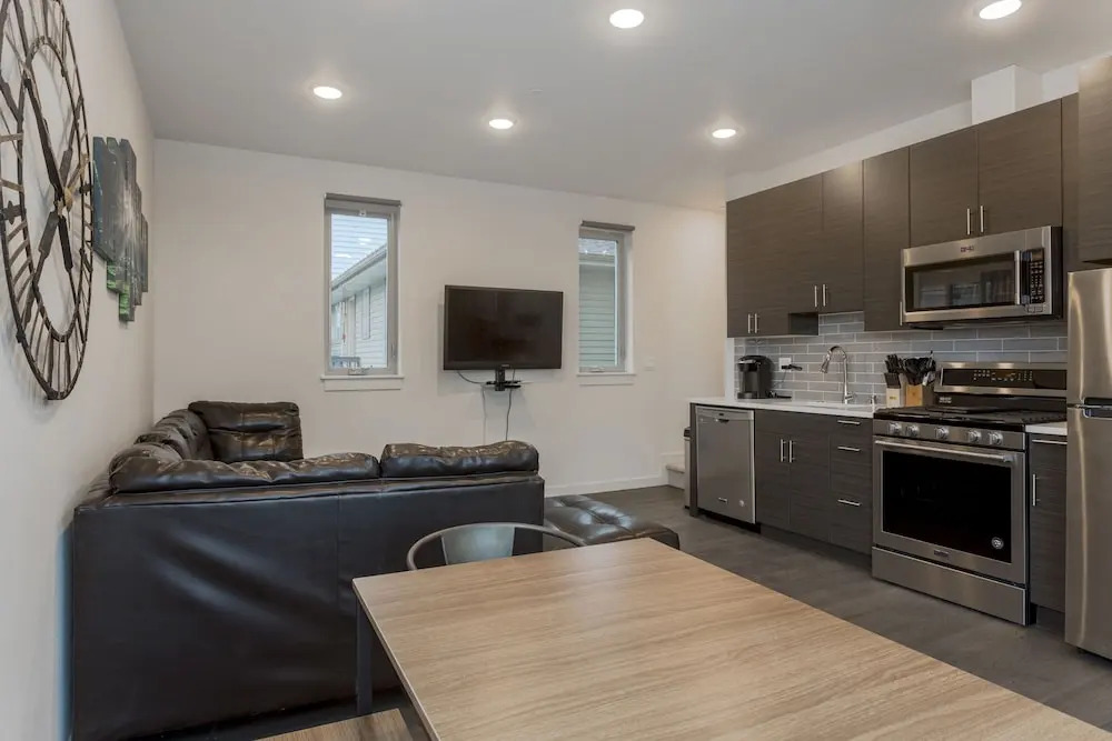 Urban Oasis Sleeps 8 Ultra Modern Condo