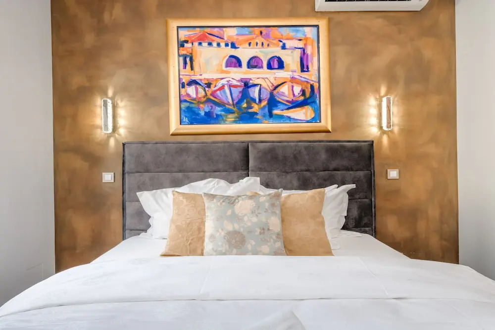 Grand Square Suite - Tale Of The City