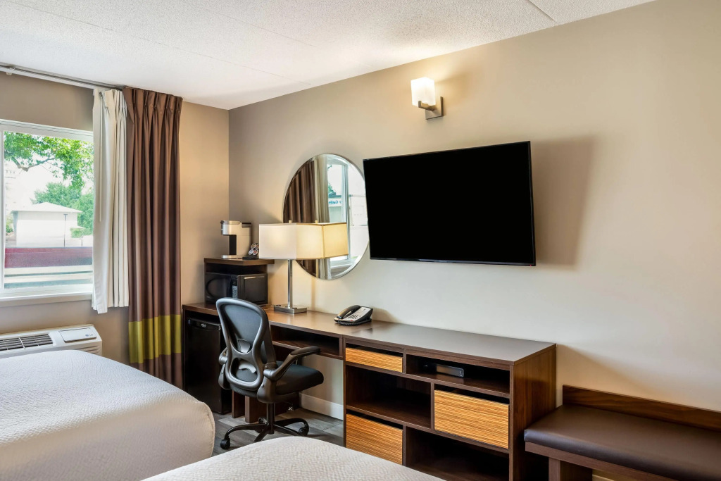 Super 8 by Wyndham Winnipeg West