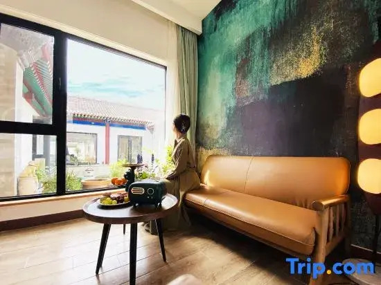 Travel Courtyard